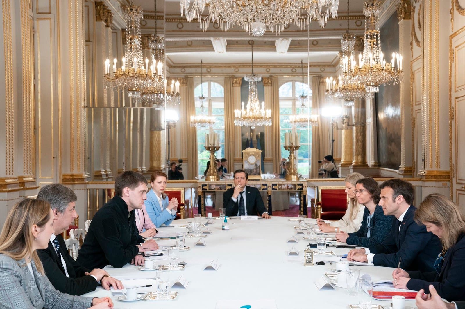 "SON HISTOIRE NOUS BOULEVERSE": MACRON REÇOIT À L'ELYSÉE LE MAIRE UKRAINIEN DE MELITOPOL, DE RETOUR DE CAPTIVITÉ