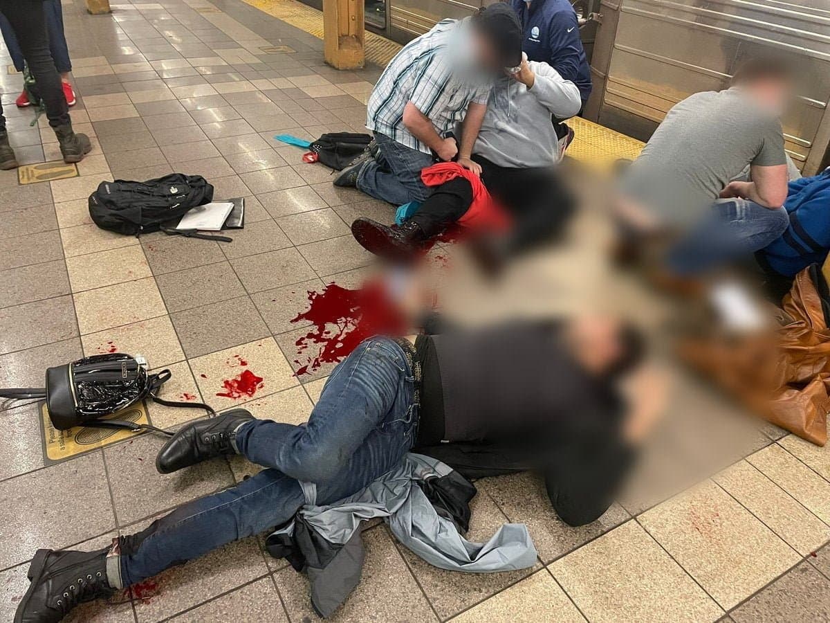 VIDEO: Coups de feu dans le métro de New York: au moins 13 personnes blessées