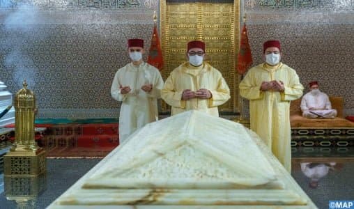 SM le Roi, Amir Al Mouminine, se recueille sur la tombe de Feu SM le Roi Mohammed V