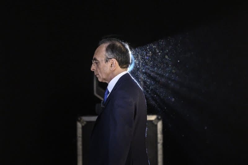 PRÉSIDENTIELLE: ZEMMOUR VISÉ PAR UNE PLAINTE APRÈS UNE CAMPAGNE DE SMS DESTINÉE À DES FRANÇAIS JUIFS