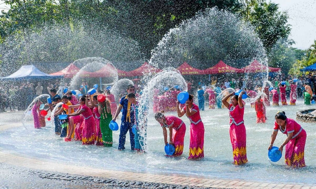 Thaïlande : Privé de ses batailles d’eau emblématiques, Songkran gagne en spiritualité