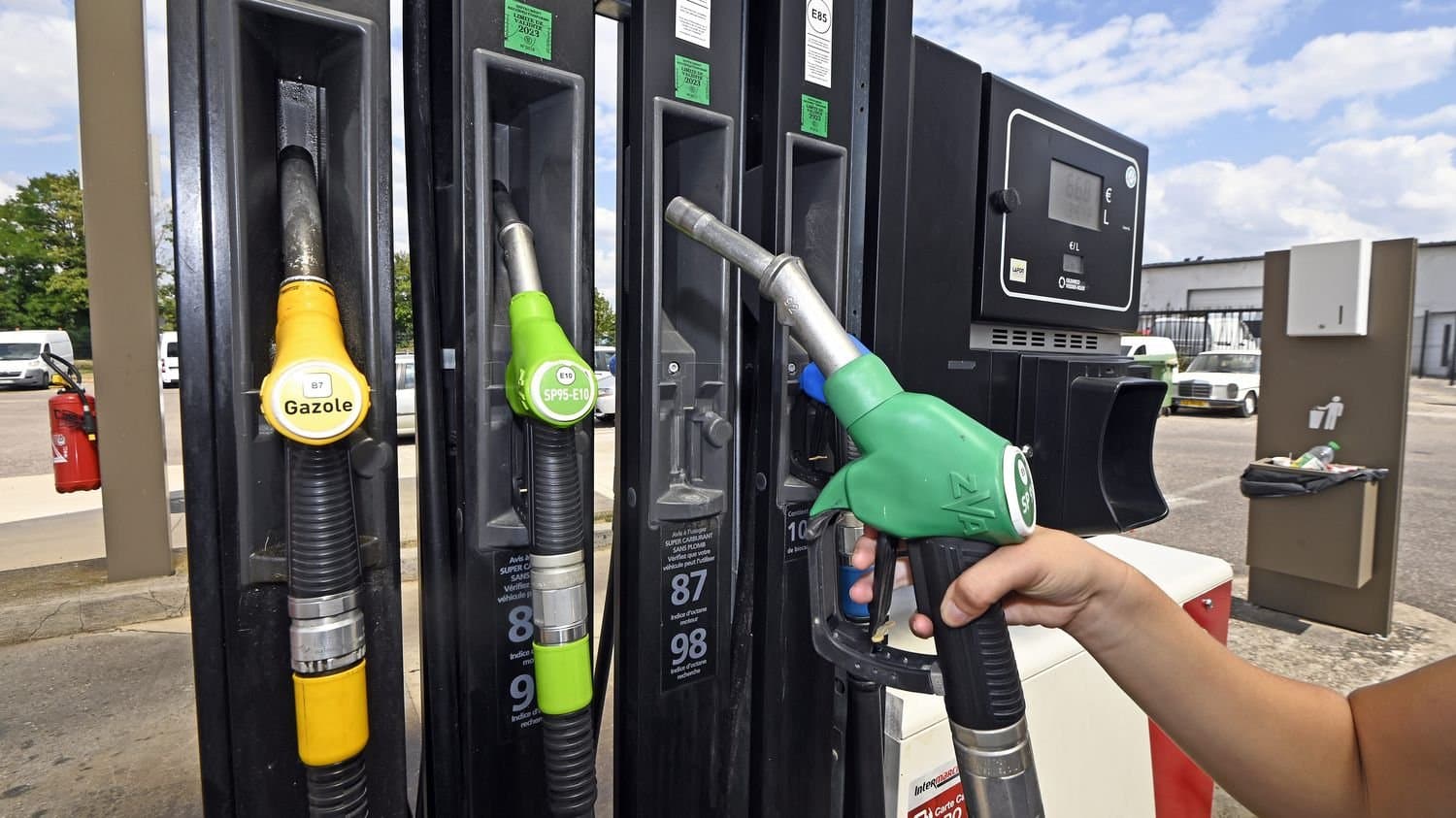 France : les prix des carburants poursuivent leur baisse  
