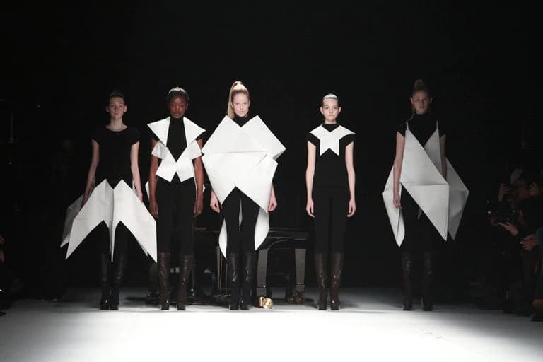 Après Kenzo et Miyake, la mode japonaise amorce une nouvelle ère