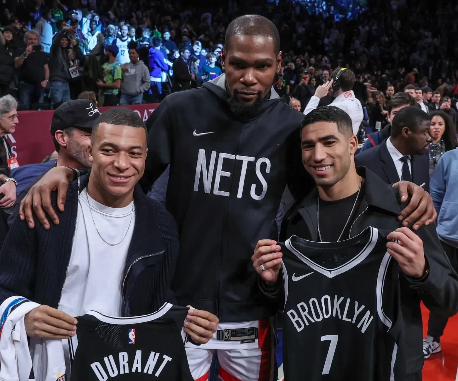 USA: Hakimi et Mbappé reçus en hôtes d'honneur à un match NBA - VIDEO