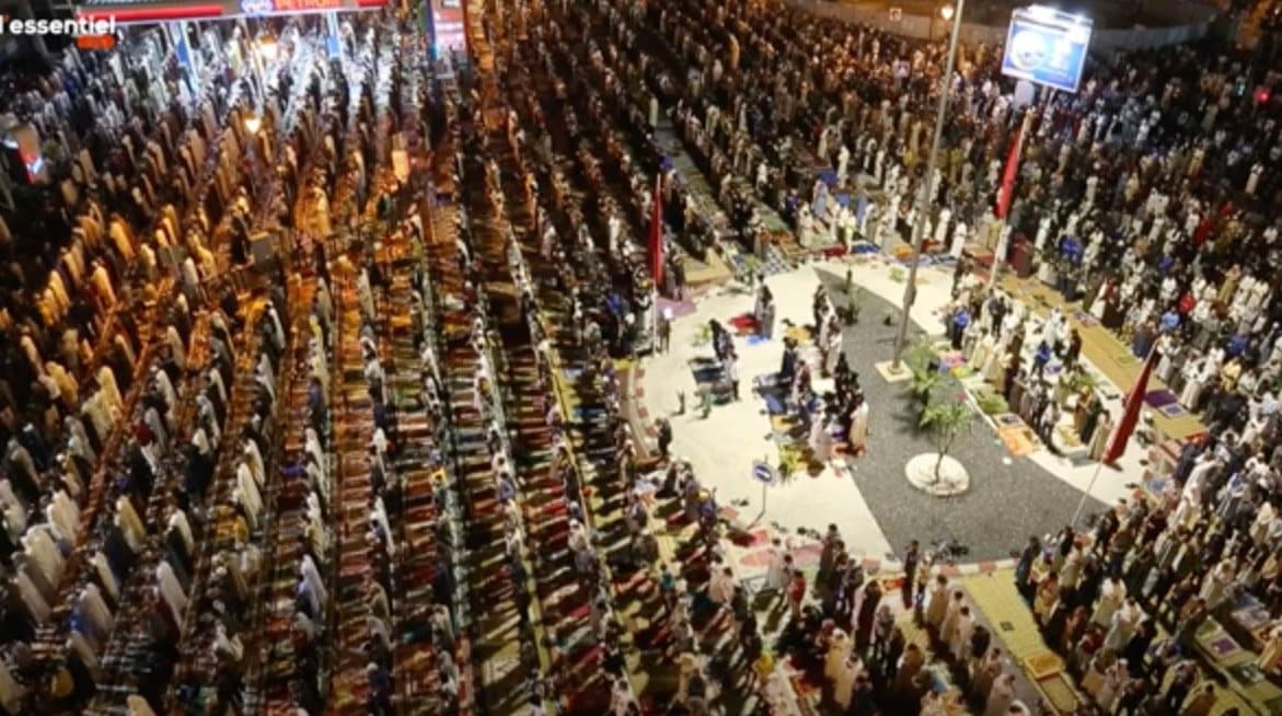 Vidéo: Des milliers célèbrent, Laylat al-Qadr à la mosquée "Ismail Faraj" de Diour al-Jamaa à Rabat