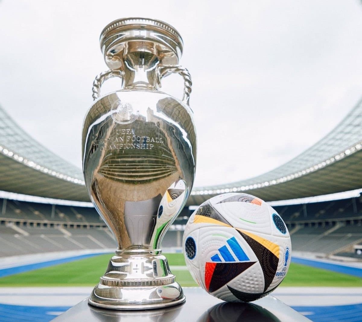 Euro 2024 : L'UEFA présente un ballon connecté, nouvel "assistant" pour les arbitres.