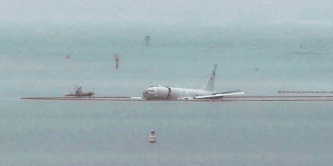  Un avion militaire américain dévie de la piste et s'écrase dans la mer.
