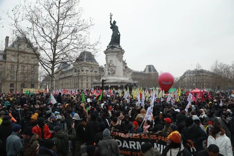 France : Des milliers manifestent contre la nouvelle loi sur l'immigration.