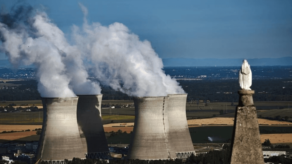 France : Projet de construction de huit nouvelles centrales nucléaires .