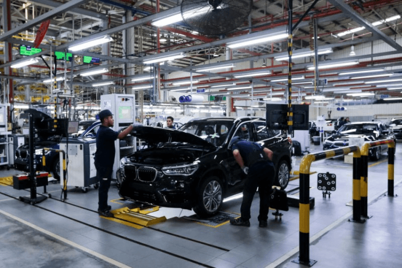 Inauguration de nouvelles succursales d'une entreprise espagnole dans le secteur automobile.