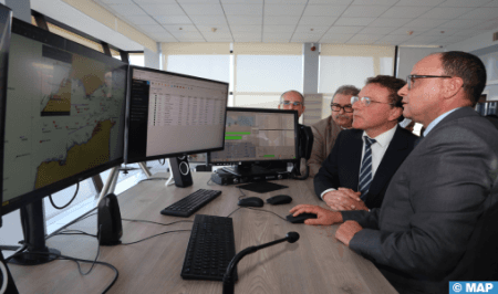 Tanger : M. Abdeljalil visite le Centre de surveillance du trafic maritime.