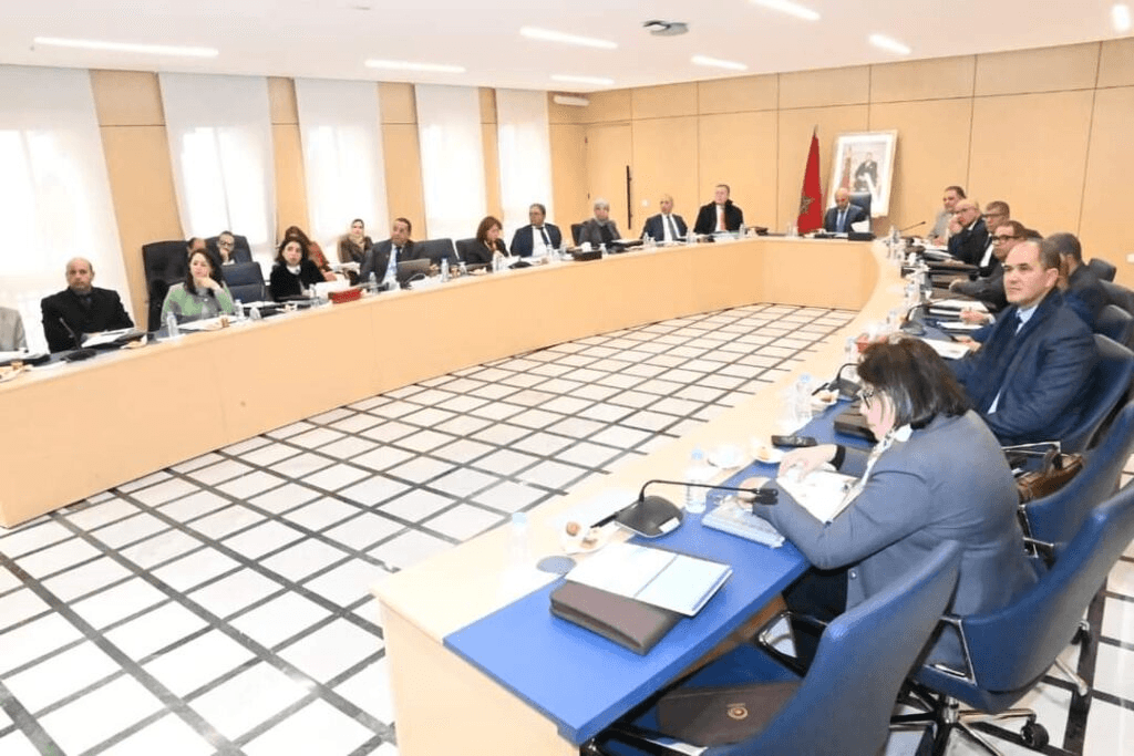 Abdellatif Miraoui préside la réunion du Conseil d'Administration de l'Office National des Œuvres Universitaires.