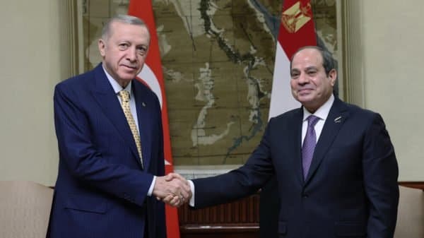 Sissi accueille Erdogan pour sa première visite en Egypte.