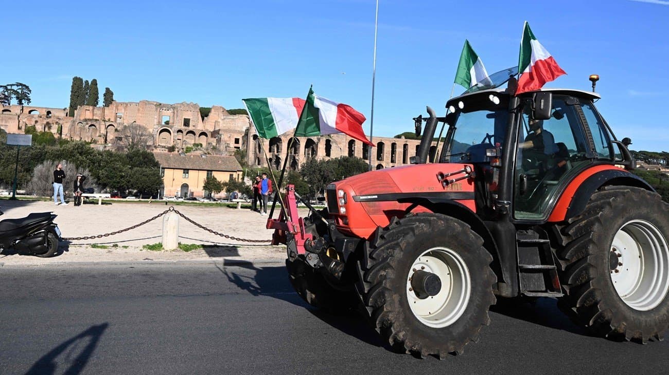 Des milliers d'agriculteurs continuent de manifester en Italie, en Espagne et en Grèce.