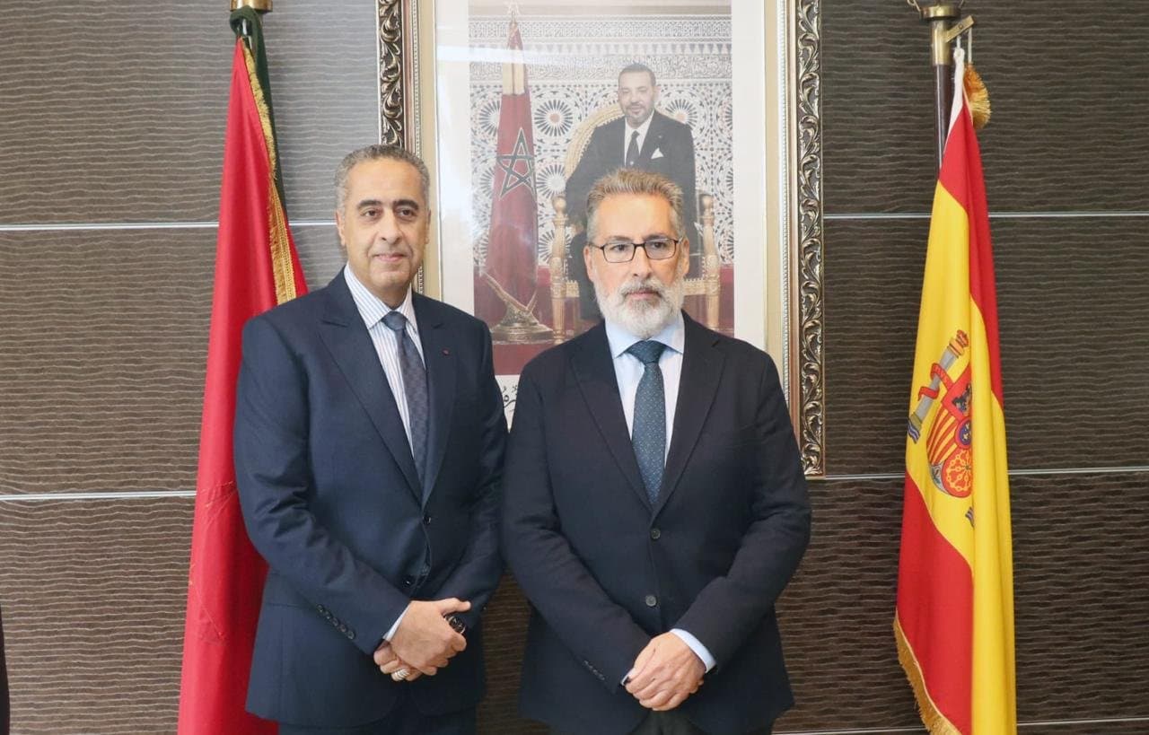 M. Hammouchi s'entretient avec le commissaire général à l'information du Royaume d'Espagne.
