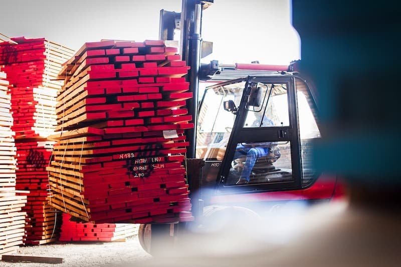 Le ministère du Commerce et de l'Industrie entame une enquête sur le "dumping du marché avec des importations de bois".