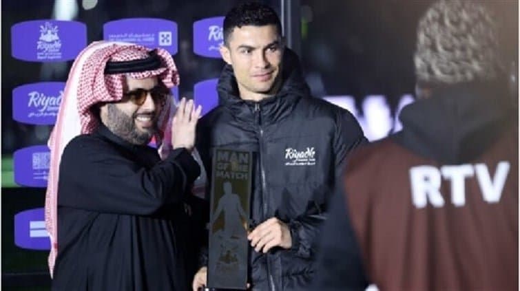 Al-Sheikh annonce un projet              «historique» pour Ronaldo à Riyad.