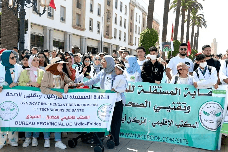 Les professionnels de la santé au Maroc intensifient les manifestations alors que le ministère tarde à trouver un compromis.