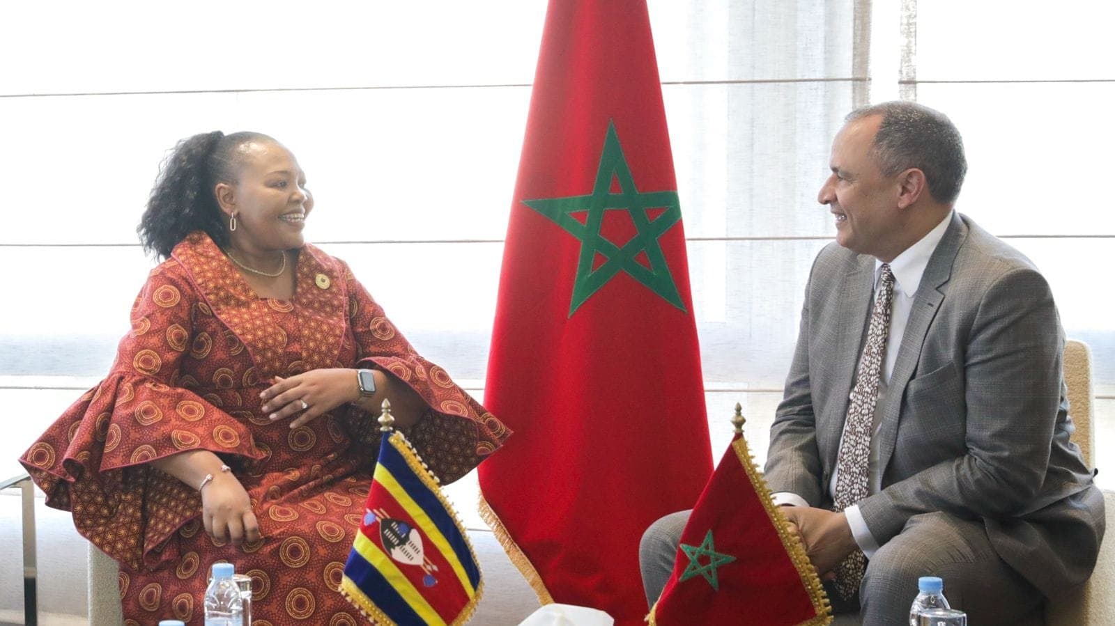 Ryad Mezzour s'entretient avec le ministre des Affaires étrangères du Royaume d'Eswatini.