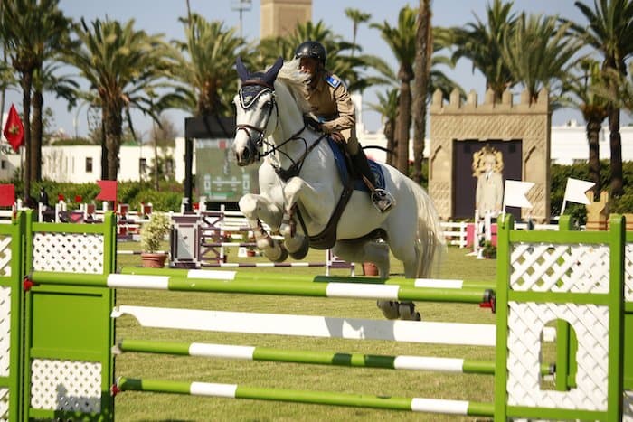 Victoire d'Omar Assili dans la compétition nationale de saut d'obstacles à Khénifra : il remporte le grand prix des Forces Armées Royales.