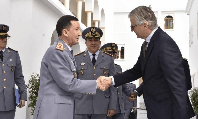 Le Général de Corps d’Armée, Inspecteur Général des FAR s’entretient avec le Chef de la Défense du Royaume de Belgique.