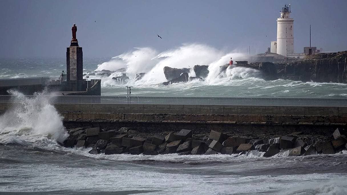 Une tempête violente entraîne la suspension des traversées maritimes à destination du Maroc