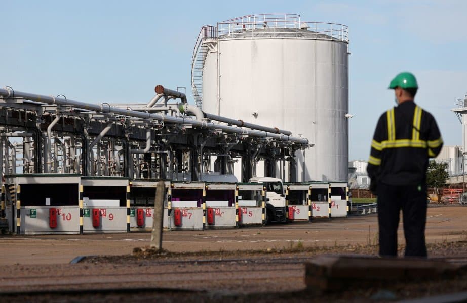 La baisse des prix du pétrole est due à la faiblesse de la demande.