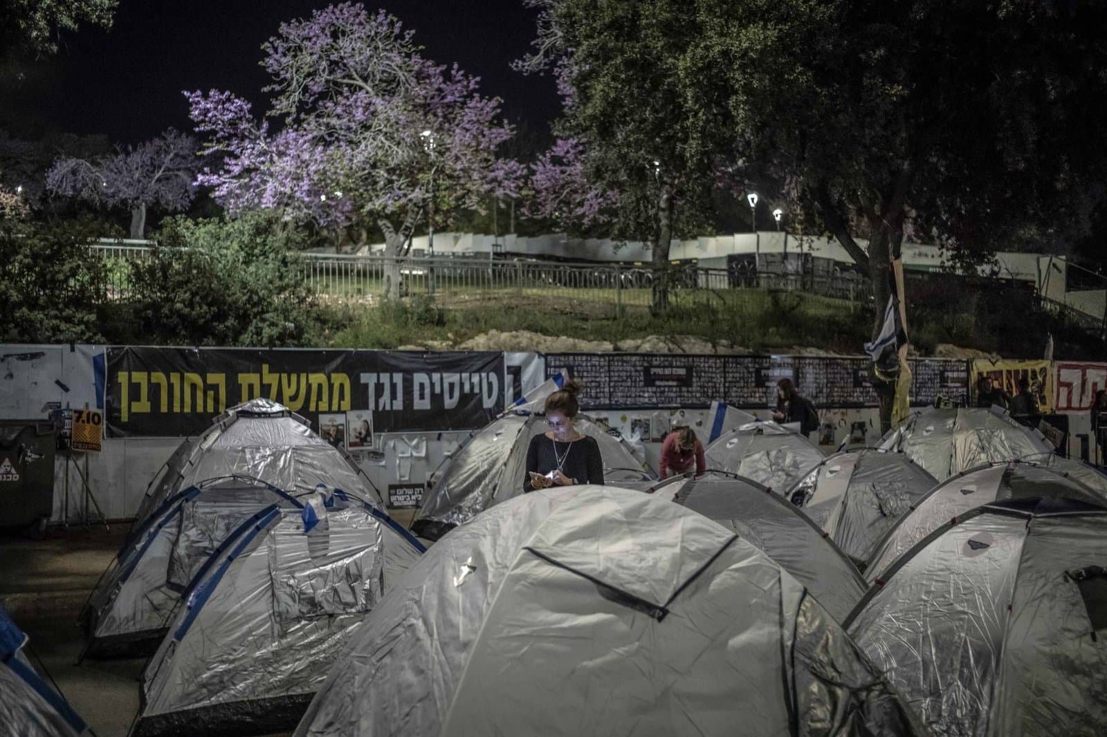 Des manifestants israéliens installent des tentes devant la Knesset, pour exiger la démission Netanyahu