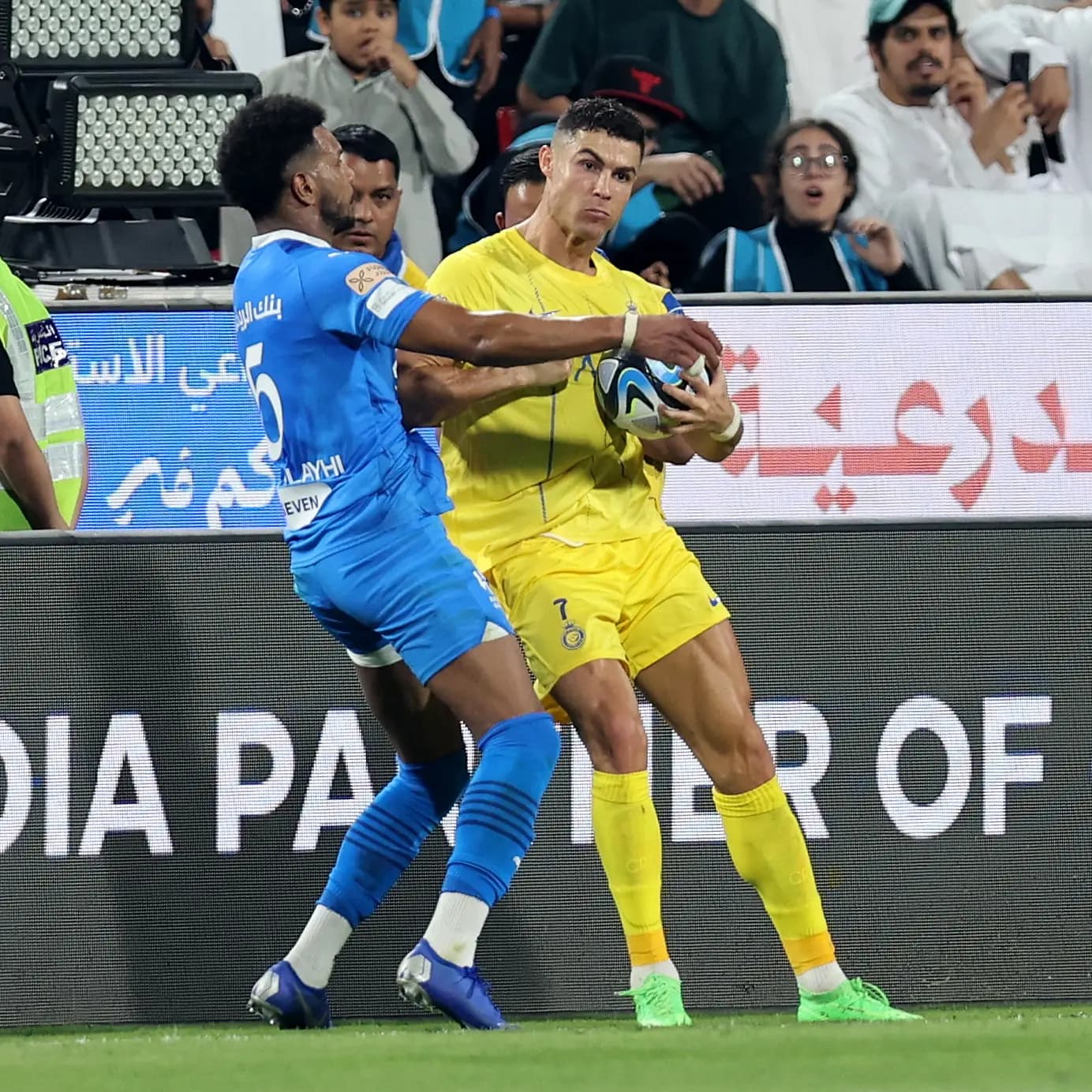 Le coach d'Al-Nasr dénonce : L'expulsion de Ronaldo face à Al-Hilal qualifiée de 'théâtrale' orchestré par Al-Belihi