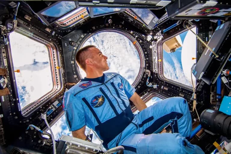 Rester dans l'espace… Spectres de la vie dans le donjon suspendu entre ciel et terre