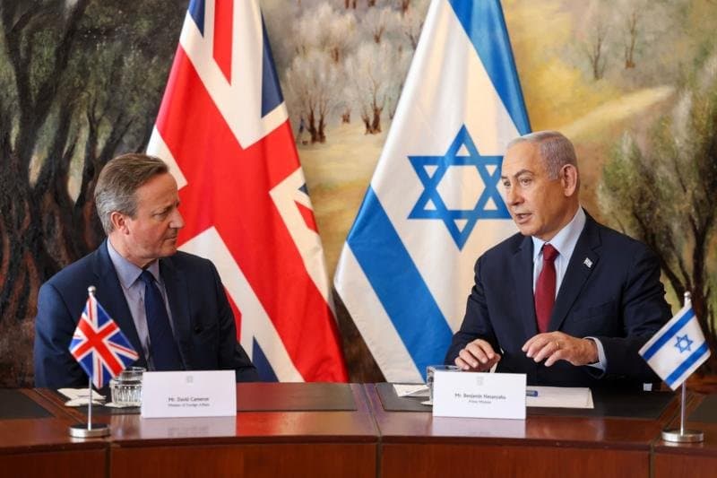 Le ministre britannique des Affaires étrangères affirme que le gel des exportations d’armes vers Israël renforcera le Hamas