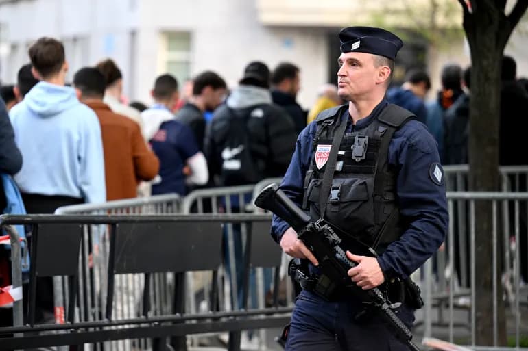 La France annonce avoir déjoué un complot d'attentat contre un match olympique et suspend la Tchétchénie
