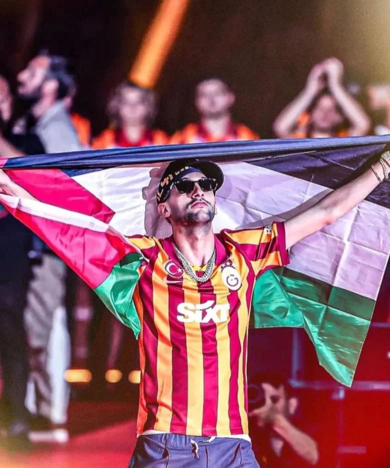 Ziyech arbore le drapeau palestinien lors de la célébration de la victoire de Galatasaray en Super Lig turque