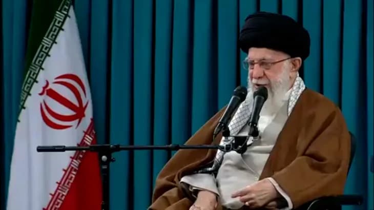 Khamenei appelle les Iraniens à "ne pas s'inquiéter pour le pays" après un grave accident d'hélicoptère