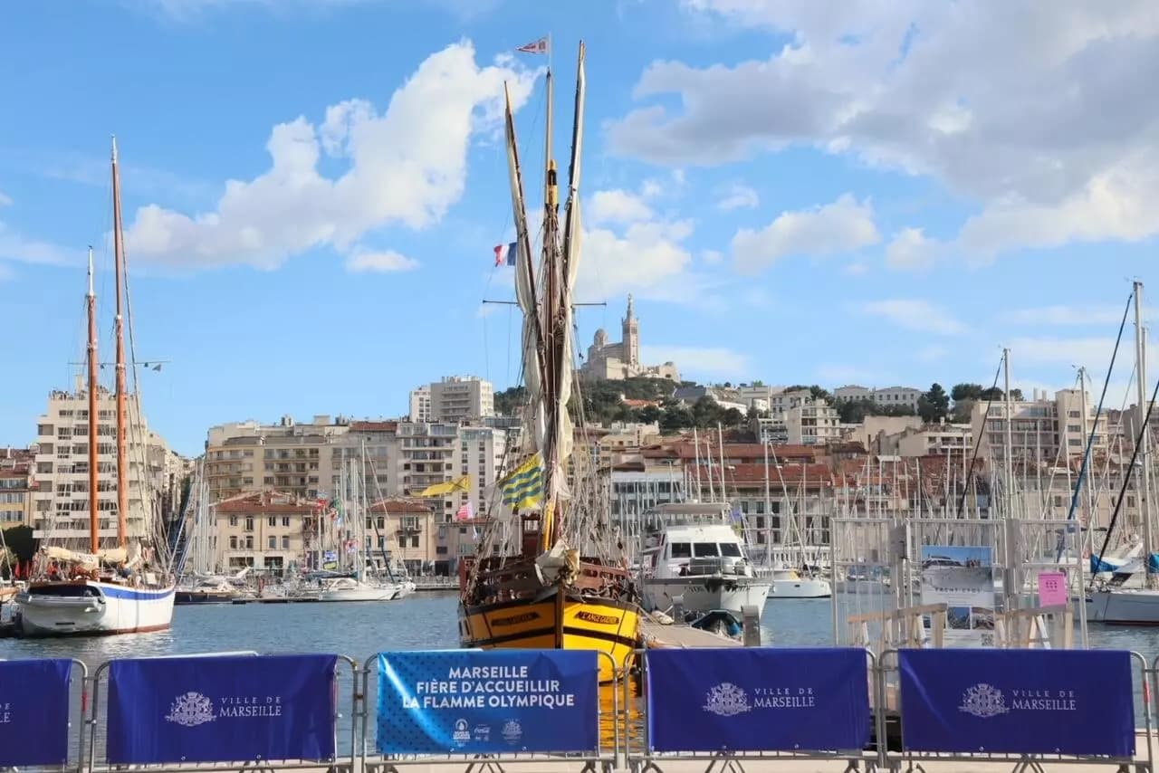 La flamme olympique des Jeux de Paris 2024 illumine Marseille sur son chemin vers la capitale