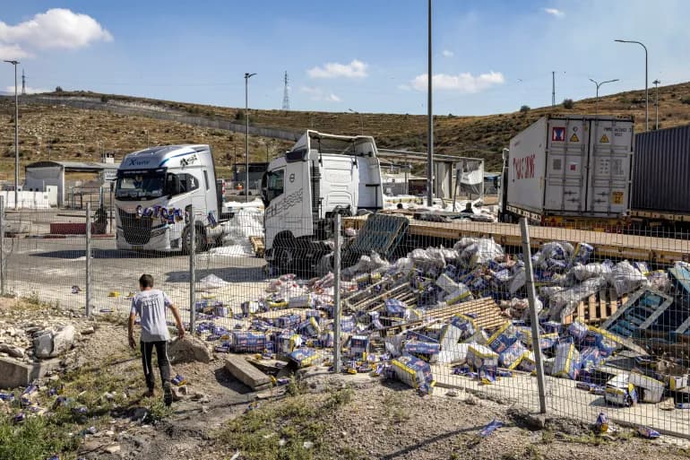 Les colons intensifient leurs attaques contre les camions humanitaires se dirigeant vers Gaza