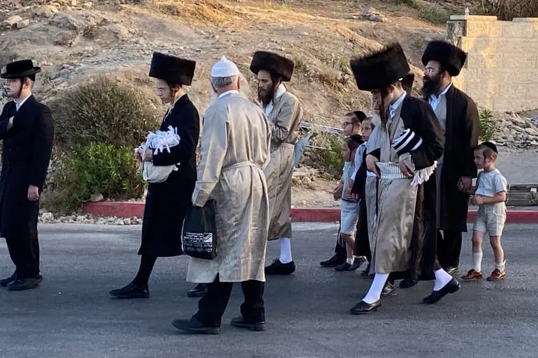 Lapid considère que ne pas recruter les Haredim est une trahison de l'armée et les rabbins attaquent la décision de la Cour suprême