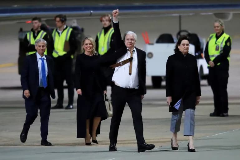 Assange arrive en Australie après sa libération