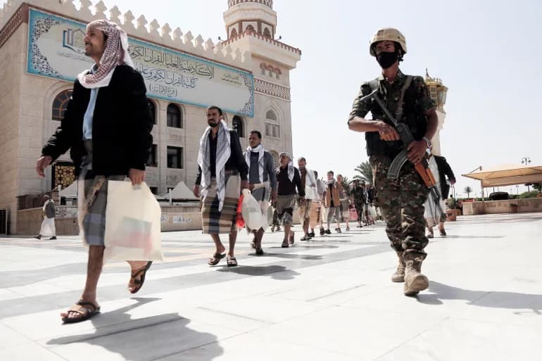 Un responsable américain : le plan de paix yéménite dépend de l'arrêt des attaques des Houthis en mer Rouge