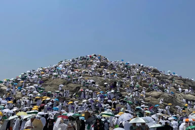 Plus de 1,5 million de pèlerins se tiennent à Arafat pour accomplir le plus grand pilier du Hajj