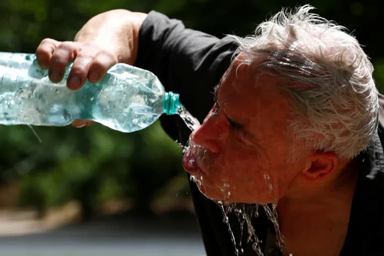 Méfiez-vous de boire dans des bouteilles d'eau en plastique, surtout par temps chaud