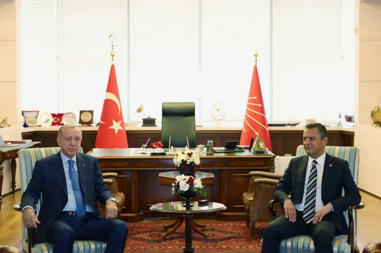 Erdogan visite le Parti populaire d'opposition pour la première fois en 18 ans