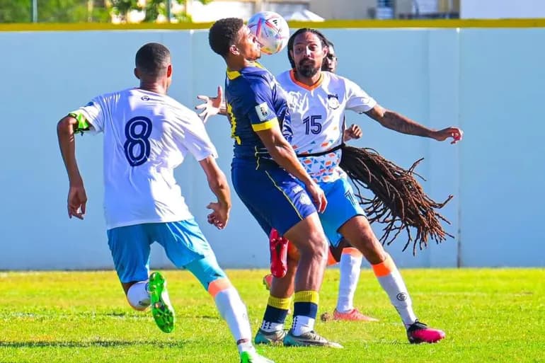 L'homme aux cheveux les plus longs du football attire l'attention lors des éliminatoires de la Coupe du monde 2026