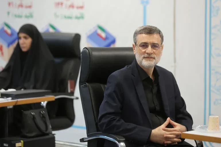 Deux candidats se retirent des élections iraniennes et un sondage prévoit la victoire du réformateur Pezeshkian