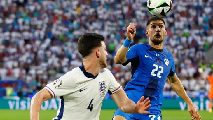L'Angleterre est en tête du troisième groupe, et le Danemark affronte l'Allemagne au prix final, avec une qualification historique pour la Slovénie