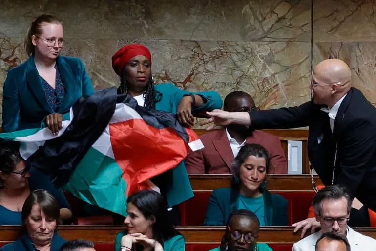 Suspension d'une séance au Parlement français après que le drapeau palestinien ait été de nouveau hissé