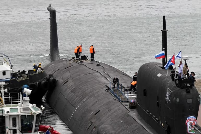 Des navires russes, dont un sous-marin nucléaire, arrivent à Cuba et Washington est en alerte