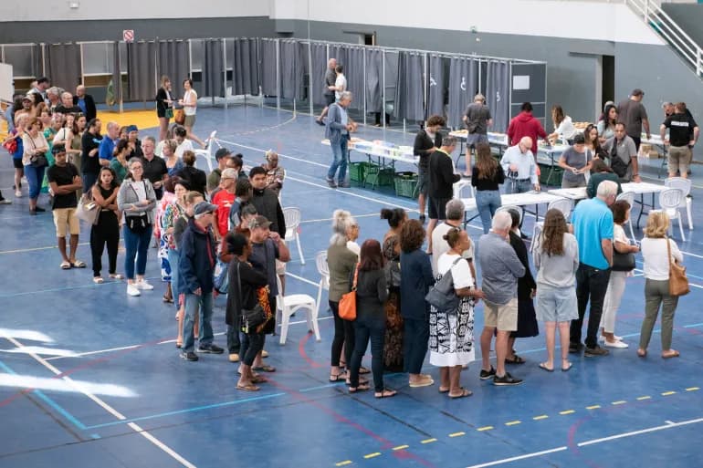 Les politiques votent tôt en France et attentes de progrès pour l'extrême droite