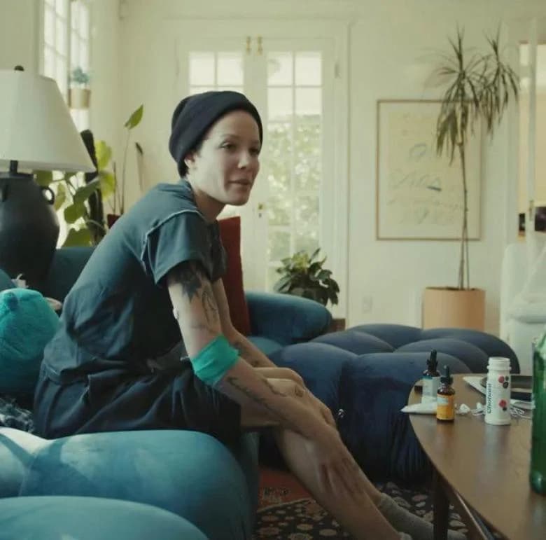 La chanteuse Halsey révèle son combat contre le cancer et le lupus à travers sa nouvelle chanson 'The End'