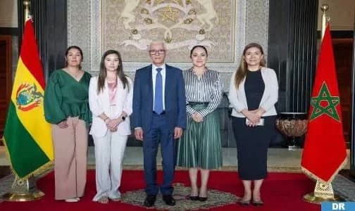 Talbi Alami s'entretient avec la présidente de la commission des relations économiques internationales du Parlement bolivien.